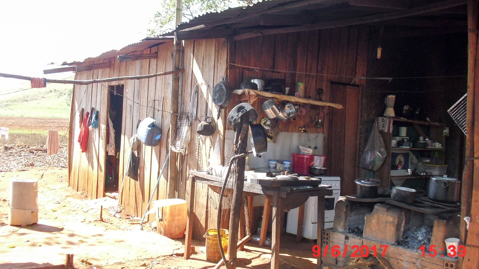 Funcionários e familiares usavam cozinha improvisada, do lado de fora do alojamento (Foto: Ministério do Trabalho/Ascom)