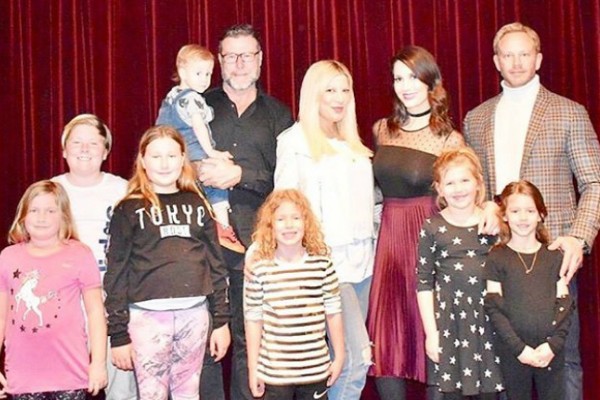 Tori Spelling, Dean McDermott e Ian Ziering e suas famílias (Foto: Reprodução / Instagram)