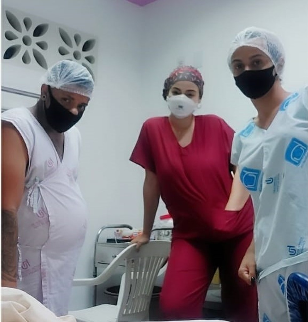 Já no dia do parto, Rodrigo com Isabella e Ellen  — Foto: Ellen Carine/Arquivo Pessoal