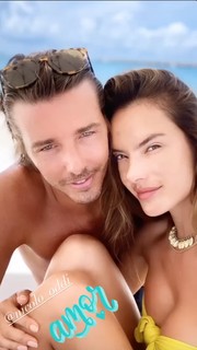 Alessandra e o marido Nicolo Oddi. A modelo está de férias em hotel de luxo com toda a família com diárias de até R$ 377 mil