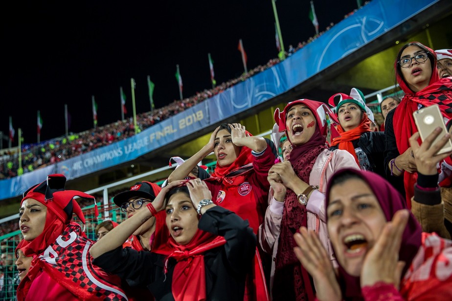 'Crying for Freedom', da fotógrafa Forough Alaei, mostra mulheres disfarçadas de homens em estádio
