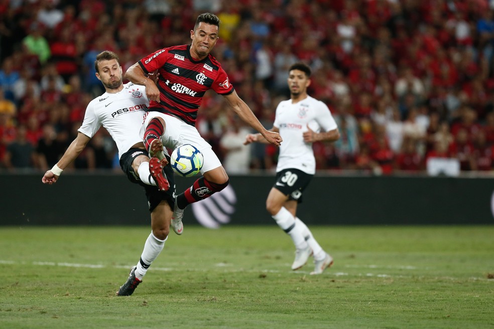 Uribe em a&ccedil;&atilde;o contra o Corinthians: colombiano tem apenas um gol pelo Flamengo &mdash; Foto: Staff Images/Flamengo