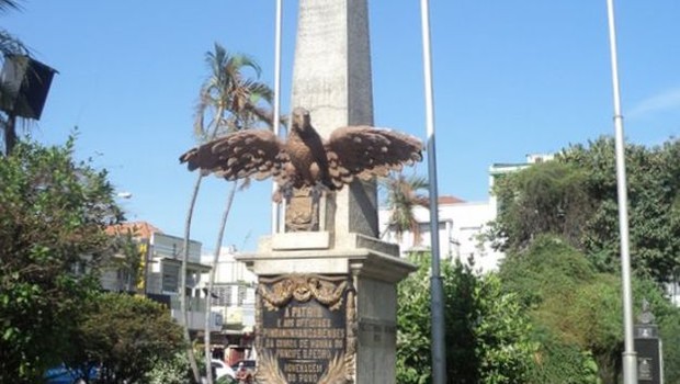 Pontos por onde Dom Pedro passou foram marcados por monumentos, como este obelisco em Pindamonhangaba (Foto: Paulo Rezzutti/BBC)