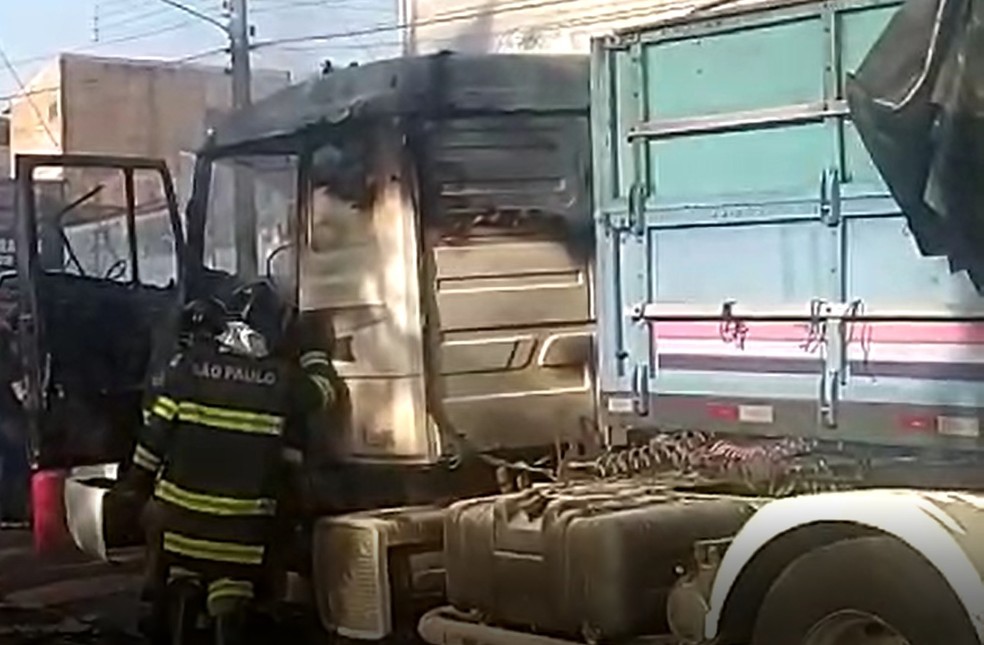 Incêndio em caminhão mobiliza Corpo de Bombeiros — Foto: Reprodução/Aparecido Roberto