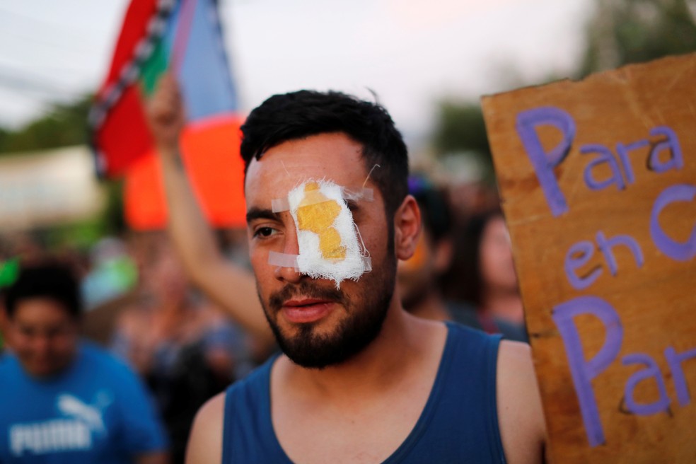 Manifestante usa curativo para olho em protesto para apoiar Gustavo Gatica, jovem cego após ser atingido nos olhos durante manifestação no Chile — Foto: Jorge Silva/Reuters