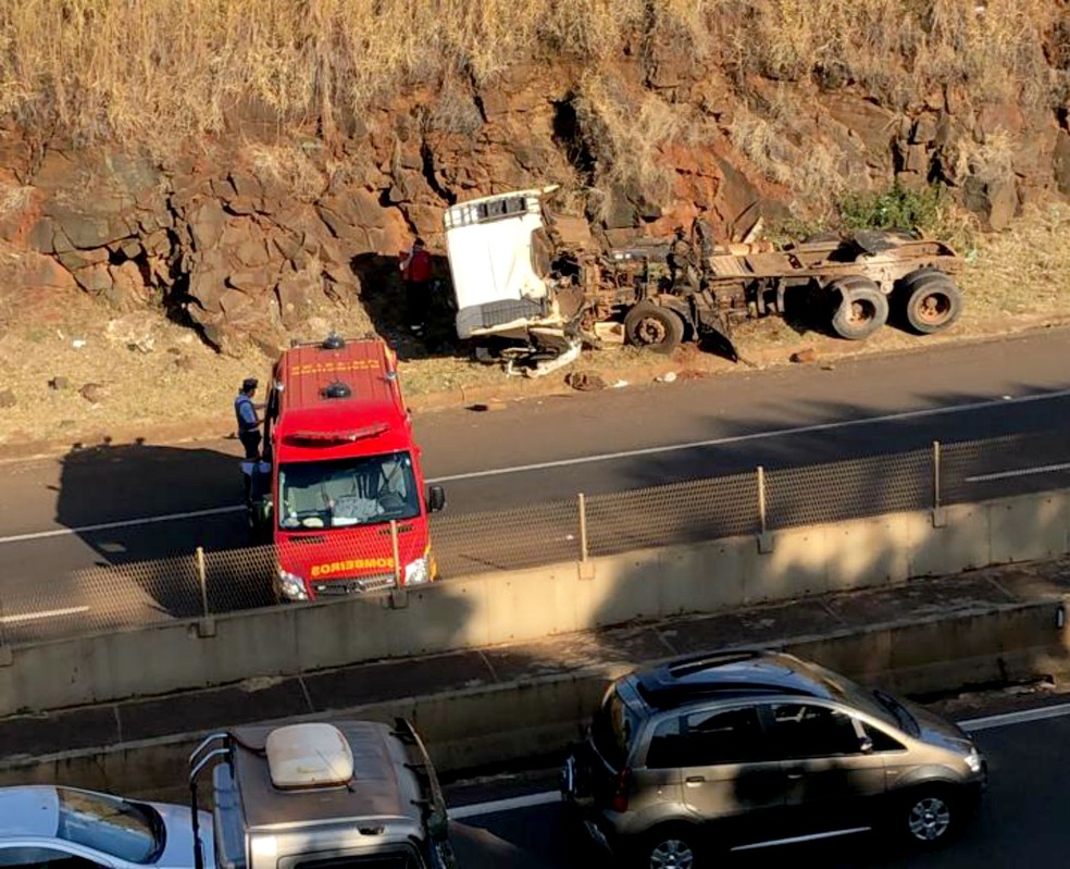 A parte do cavalo da carreta se desprendeu da carroceria e ficou destruída no acostamento: motorista resgatado com escoriações, segundo os bombeiros — Foto: Arquivo pessoal