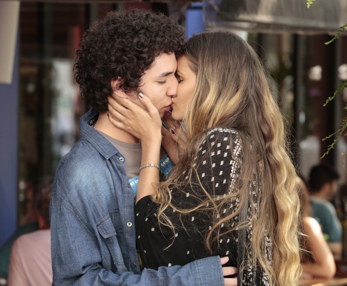 Bruno e Stephanie se beijam (Foto: Felipe Monteiro / Gshow)