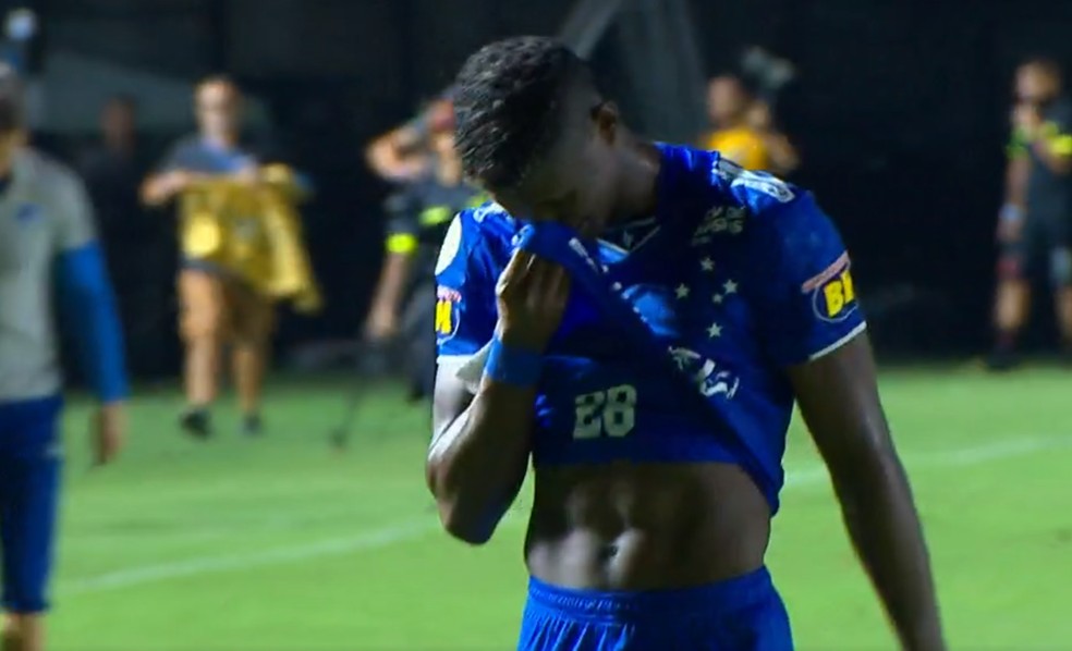 Orejuela, lateral do Cruzeiro, chorou na saída de campo após derrota para o Vasco — Foto: Reprodução/TV Globo
