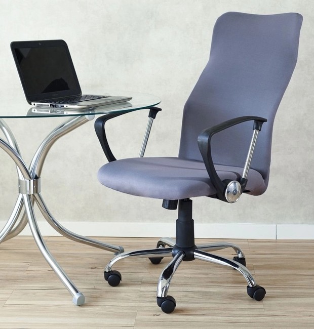 Capas para cadeiras de escritório são ajustáveis e se adaptam a vários tamanhos e modelos de cadeiras, como esta na versão presidente (Foto: Reprodução / Shoptime)