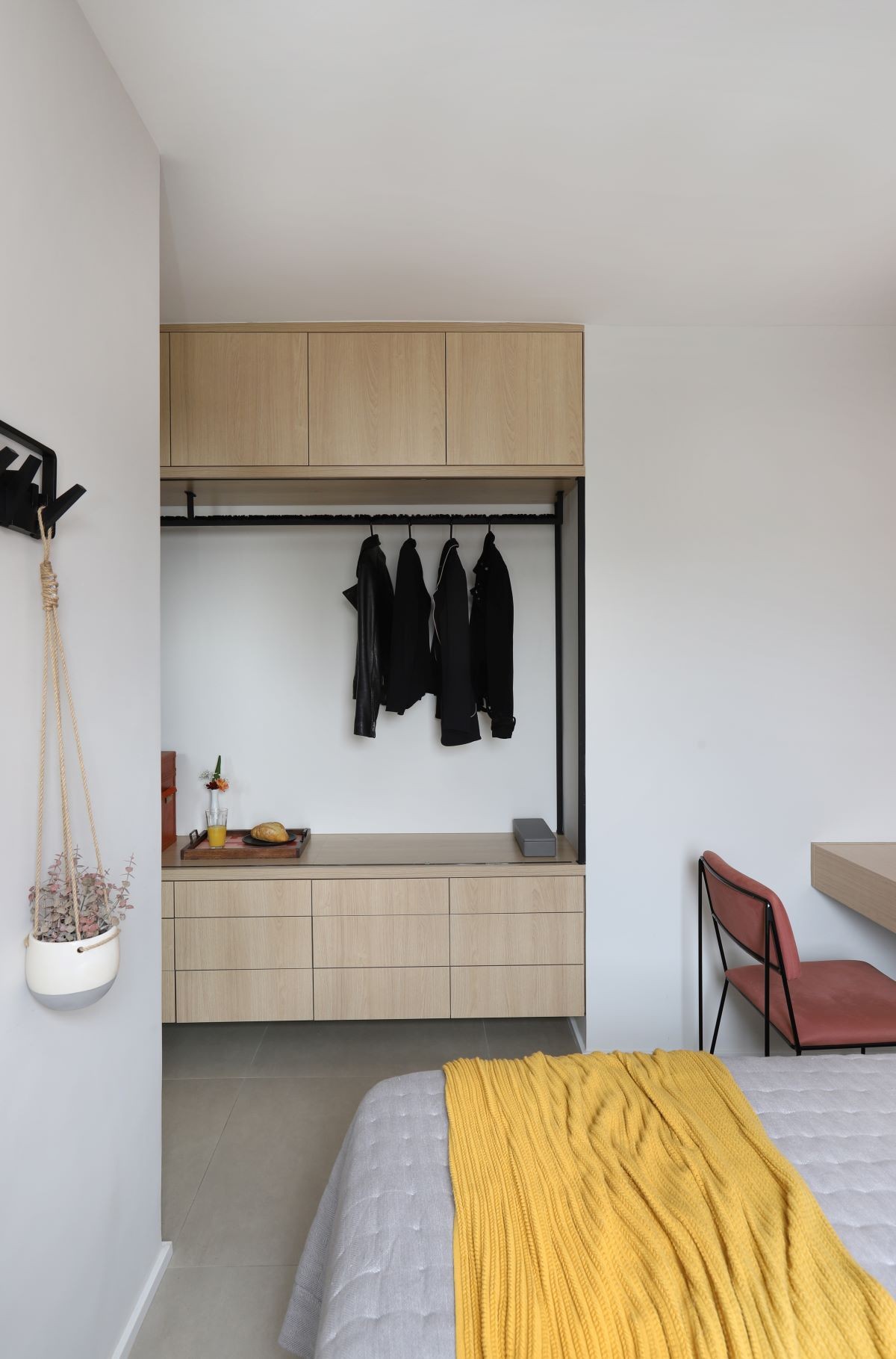 QUARTO | O armário do quarto de casal combina serralheria e marcenaria em tom mais claro (Foto: Divulgação / Mariana Orsi)