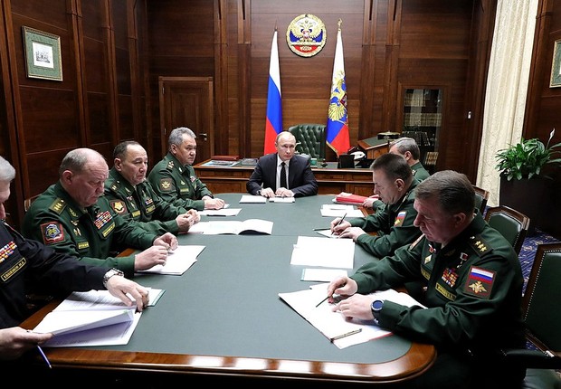 Vladimir Putin (ao centro) se reúne com militares russos, em registro de 2018 (Foto: Kremlin.ru, CC BY 4.0 <https://creativecommons.org/licenses/by/4.0>, via Wikimedia Commons)