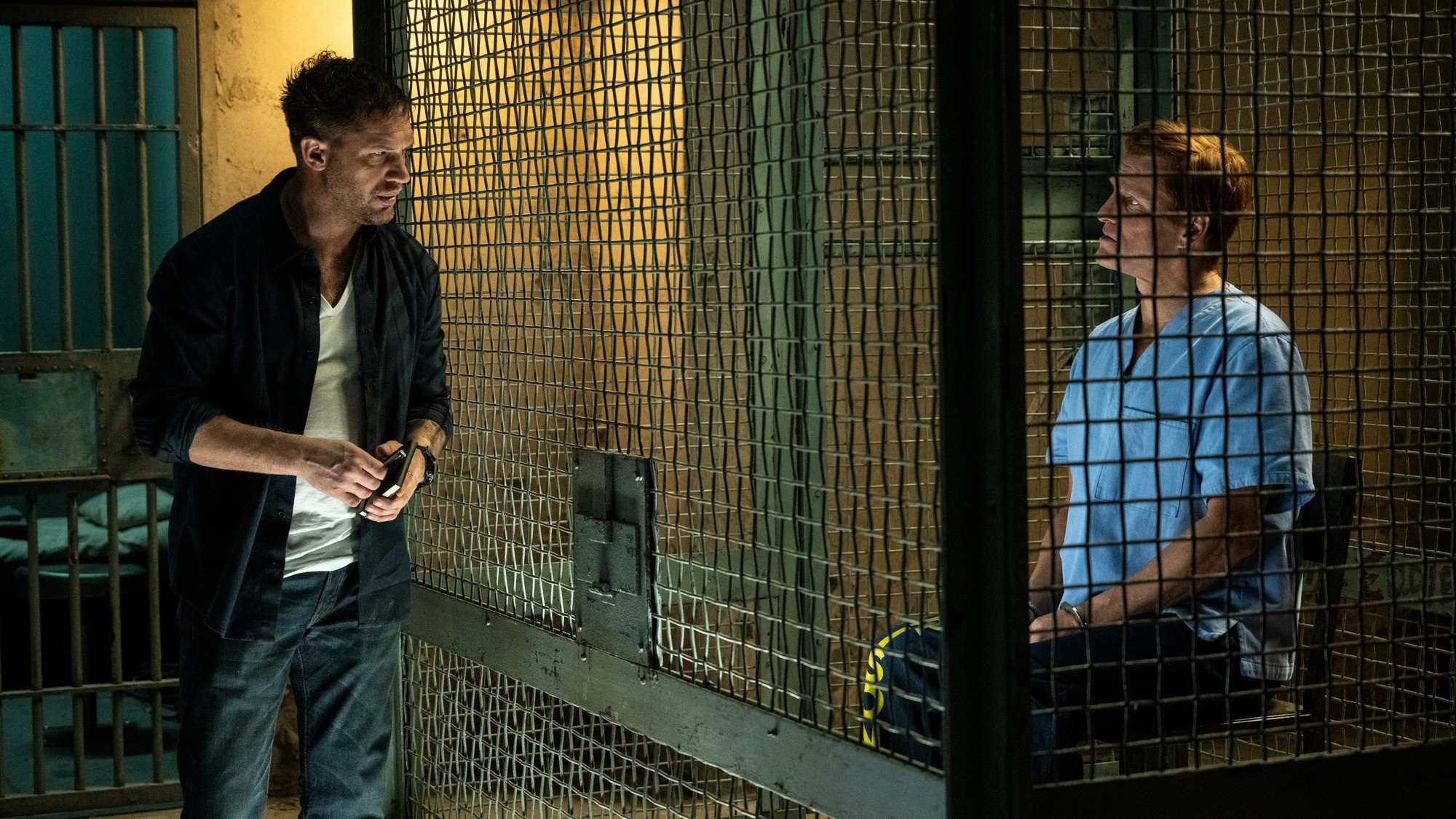 Eddie (Tom Hardy) e Cletus (Woody Harrelson)(Foto: Divulgação / Sony Pictures) Eddie (Tom Hardy, left) interviews Cletus (Woody Harrelson) in prison in Columbia Pictures' VENOM: LET THERE BE CARNAGE. (Foto: Divulgação / Sony Pictures)