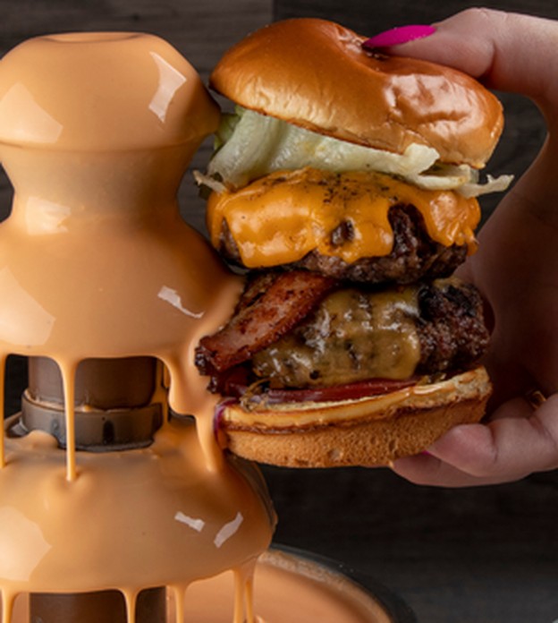 Torre de cheddar e burger de coxinha: Casal compra lanchonete à beira da falência e reverte situação com itens instagramáveis
