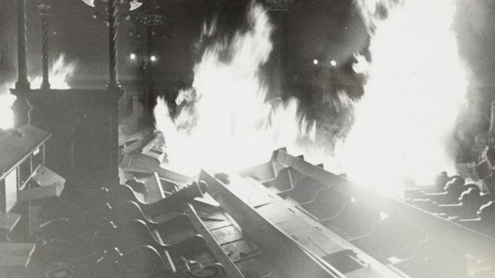 Sinagoga em chamas durante o pogrom — Foto: YAD VASHEM PHOTO ARCHIVE/via BBC