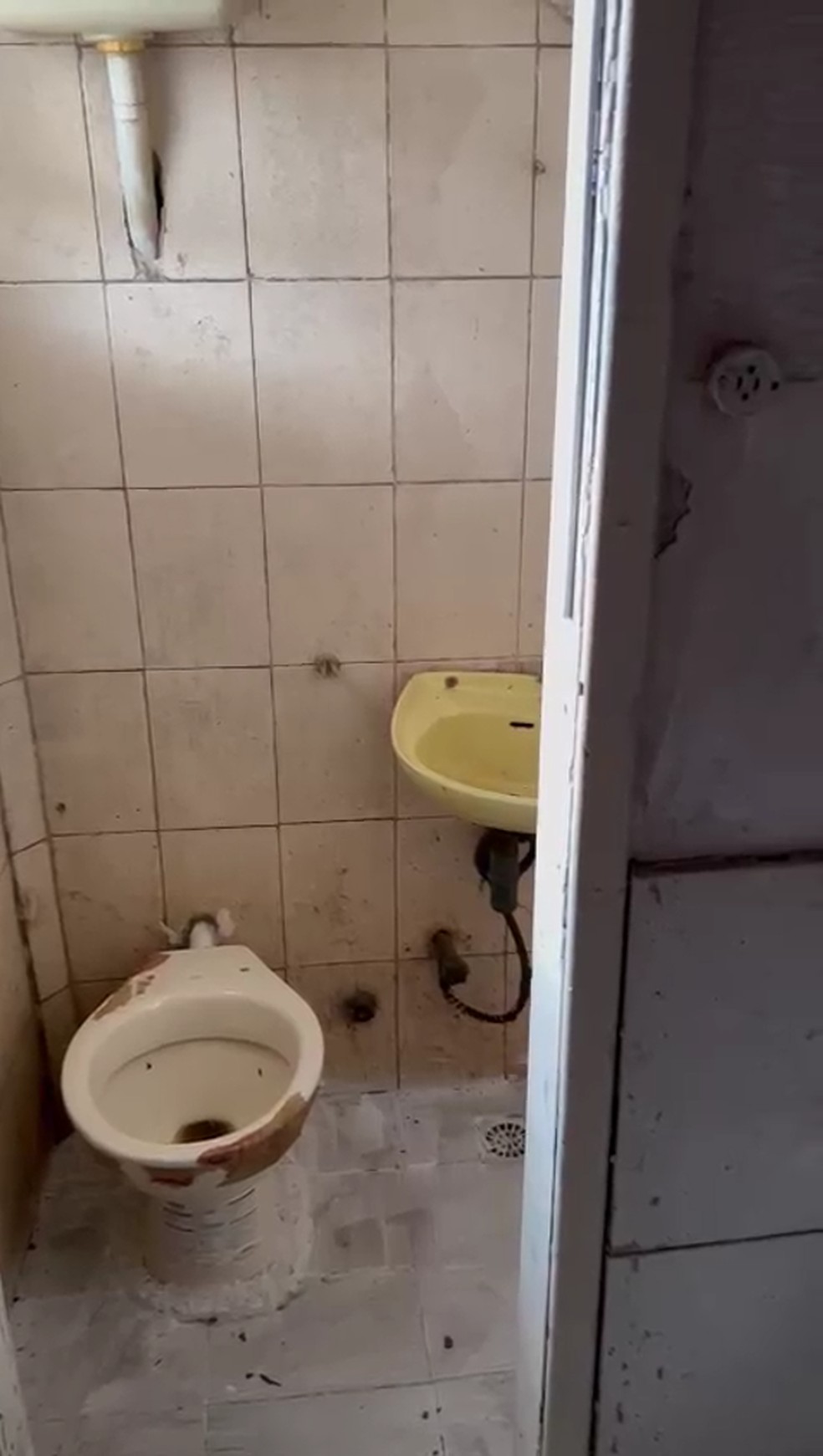 Banheiro no quarto da vítima, em Nova Iguaçu — Foto: Divulgação