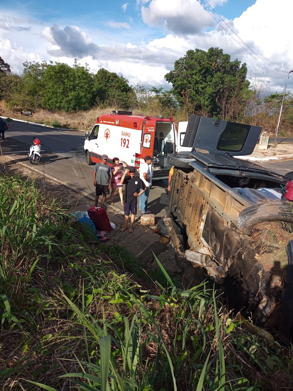 Van que transportava passageiros capota após colidir com caminhonete em Lagoinha do Piauí na BR 343 — Foto: Reprodução