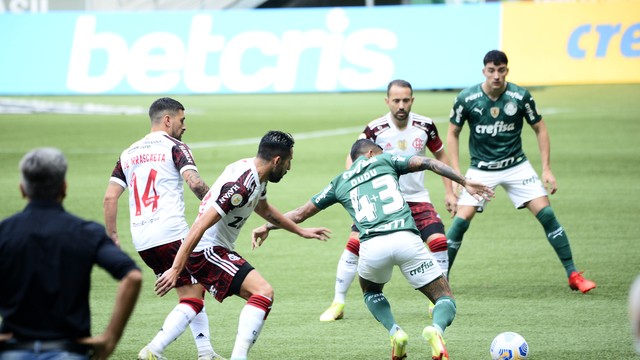 Dudu tenta a jogada em Palmeiras x Flamengo