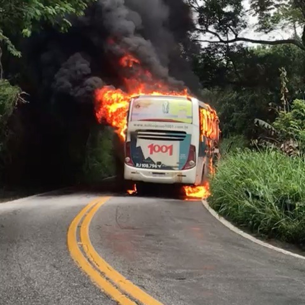 Ônibus pegou fogo depois de bater de frente com carro na RJ-106, em Saquarema — Foto: Reprodução/Redes sociais
