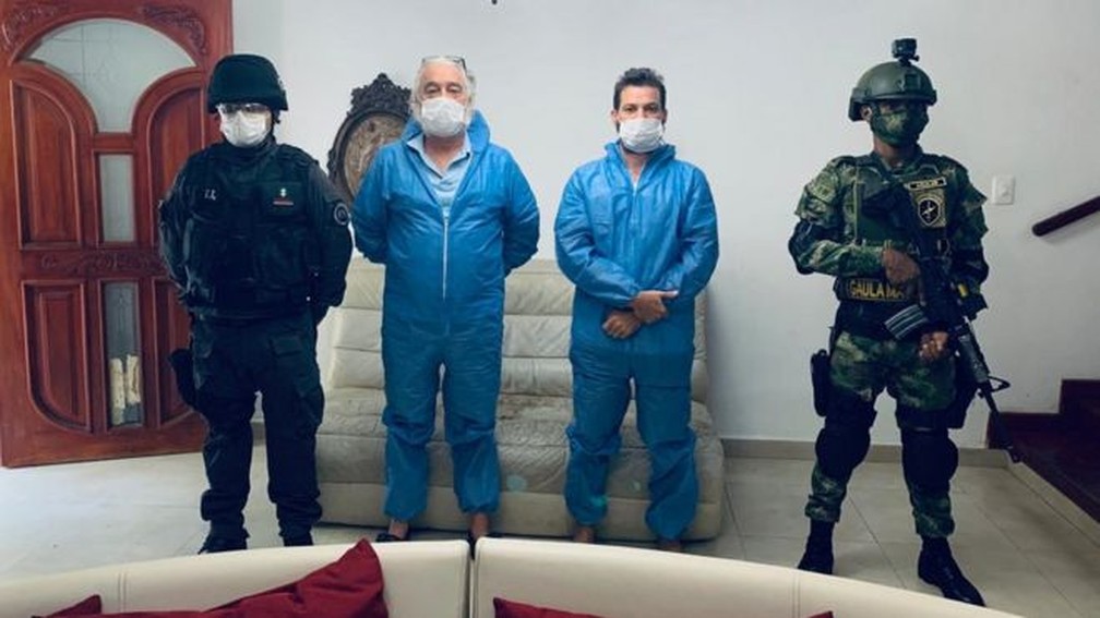 Mark Grenon (de azul, à esquerda) e seu filho Joseph após serem presos na Colômbia — Foto: Fiscalía de Colômbia via BBC