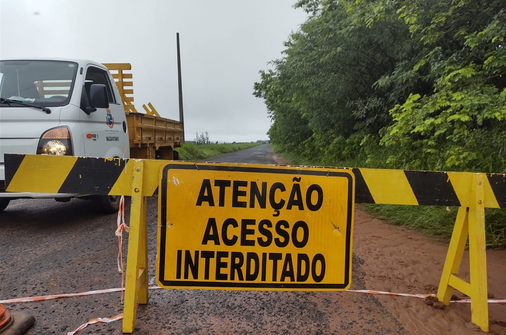 Estrada rural foi interditada pela Defesa Civil em Avaré — Foto: Pauloh Proença/Arquivo pessoal