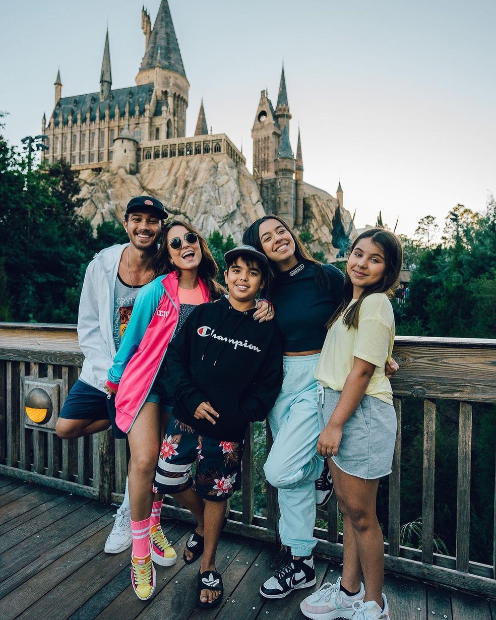 Larissa Manoela e Andr&eacute; Luiz Frambach com filhos de Sabrina Urbano &mdash; Foto: Reprodu&ccedil;&atilde;o/Instagram
