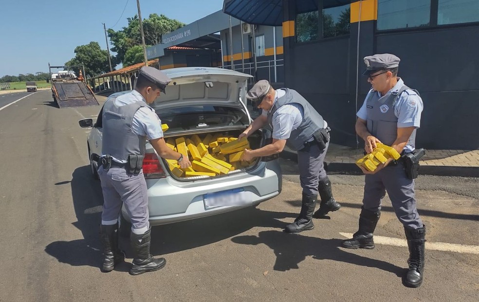 Droga estava no porta-malas do veículo abordado na Raposo Tavares em Ourinhos — Foto: Polícia Rodoviária/ Divulgação