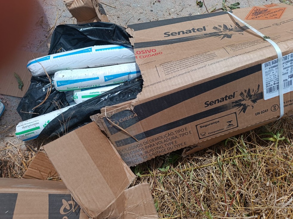 Caixa com explosivos que ficou à margem da BR-116 — Foto: Redes sociais 