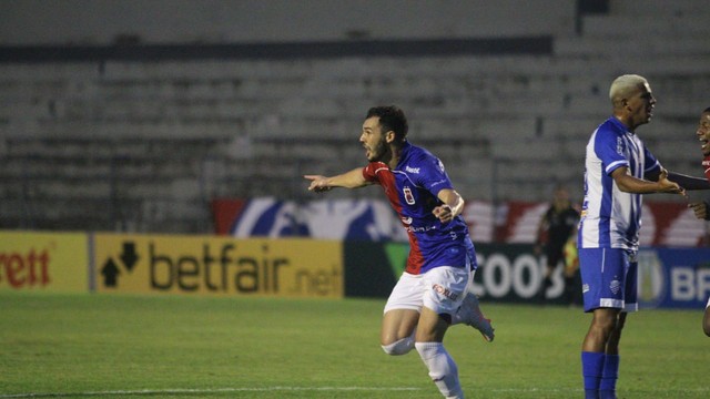Jean Victor comemora o primeiro gol do Paraná