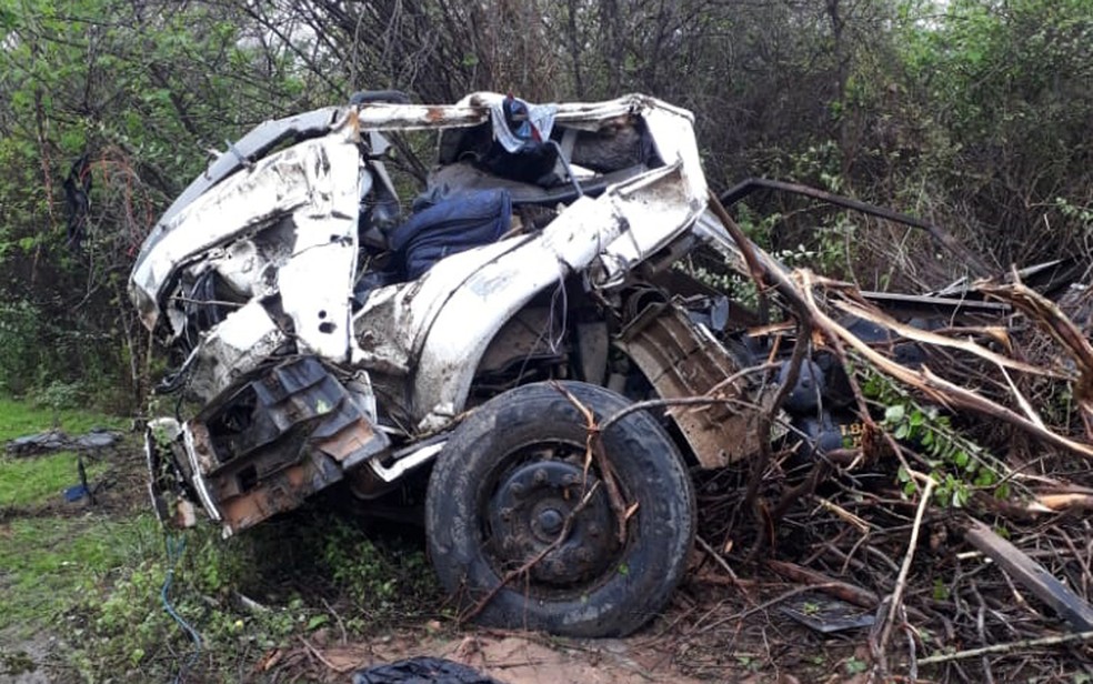 Motorista morre após caminhão onde estava capotar em rodovia na BA; veículo ficou destruído  — Foto: Blog do Anderson / Reprodução 