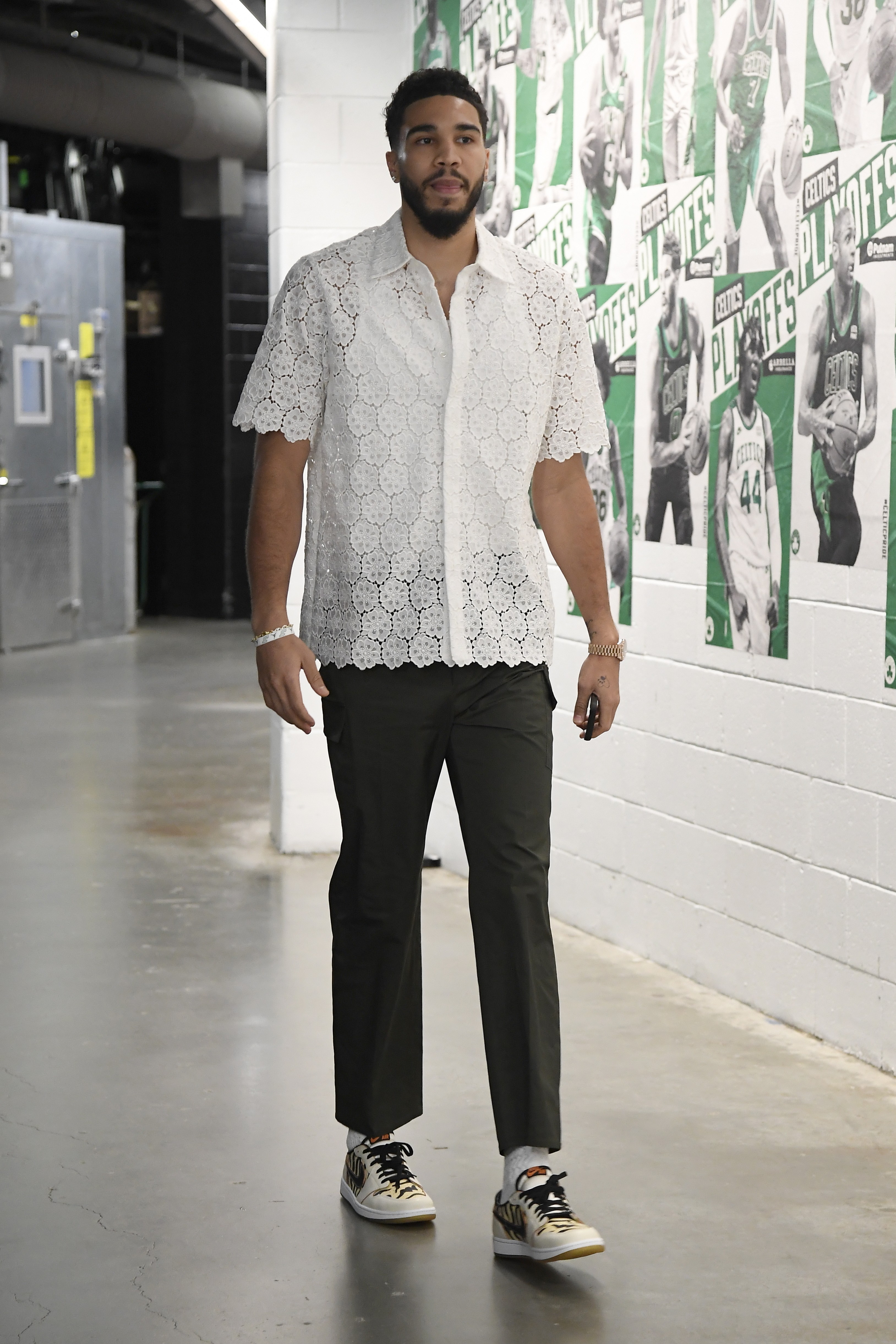 BOSTON, MA - APRIL 17: Jayson Tatum #0 of the Boston Celtics arrives to the arena prior to the game against the Brooklyn Nets during Round 1 Game 1 of the 2022 NBA Playoffs on April 17, 2022 at the TD Garden in Boston, Massachusetts.  NOTE TO USER: User e (Foto: NBAE via Getty Images)