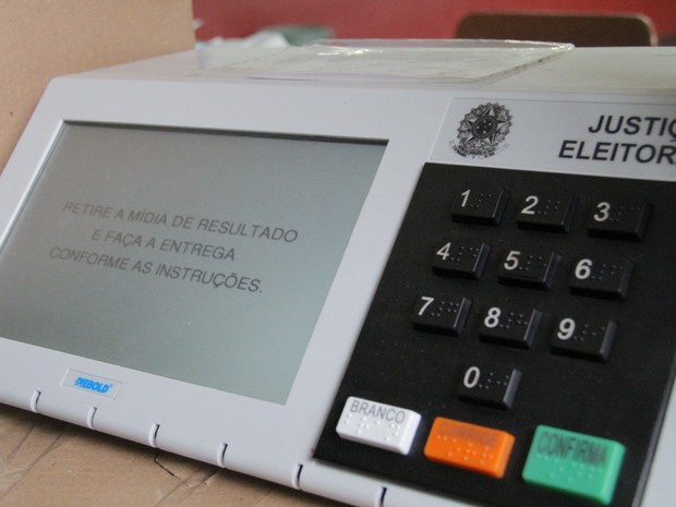 Urna eletrônica é finalizada após o processo eleitoral em Taubaté. (Foto: Carlos Santos/G1)