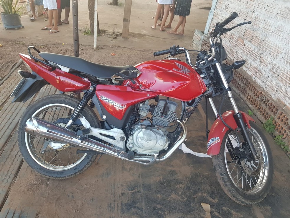 Jovem de 21 anos dirigia esta motocicleta quando colidiu na traseira de um caminhão na BR-316, em Caxias (MA) — Foto: Divulgação/PRF