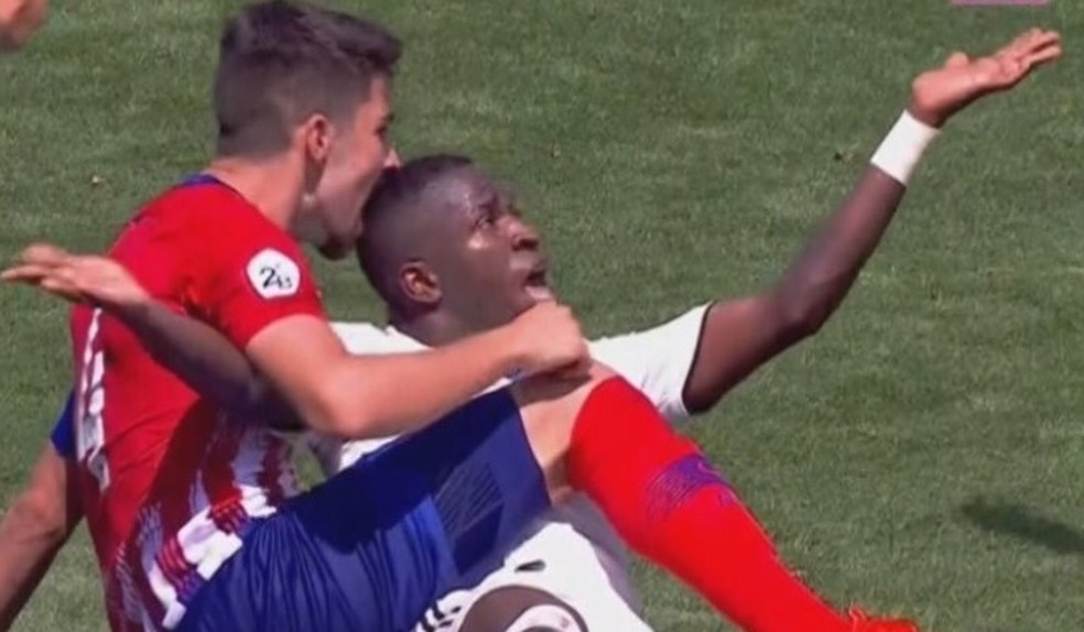 Vinicius Junior leva mordida de advers&aacute;rio durante jogo do Real B (Foto: Reprodu&ccedil;&atilde;o)