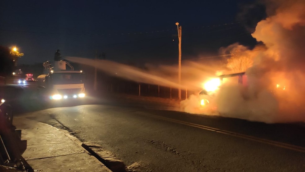 Incêndio foi registrado por volta das 6h desta quarta-feira (16), em Junqueirópolis — Foto: Cido Oliveira/Cedida
