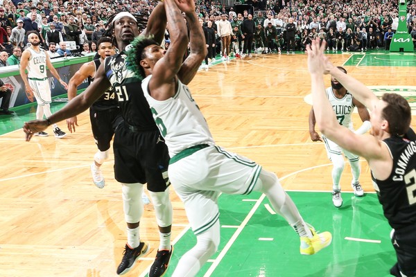 O lance decisivo partida entre Celtics e Bucks, pelo playoff da NBA (Foto: Reprodução/Twitter)