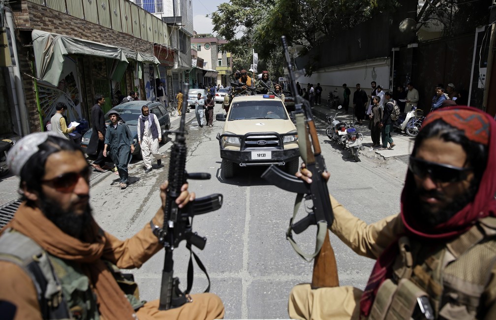 Combatentes do Talibã patrulham as ruas em Cabul, capital do Afeganistão, em 19 de agosto de 2021 — Foto: Rahmat Gul/AP