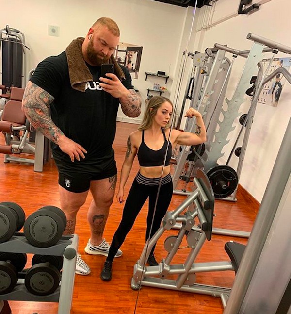O ator Hafthór Júlíus Björnsson com a esposa, a personal trainer Kelsey Henson (Foto: Instagram)