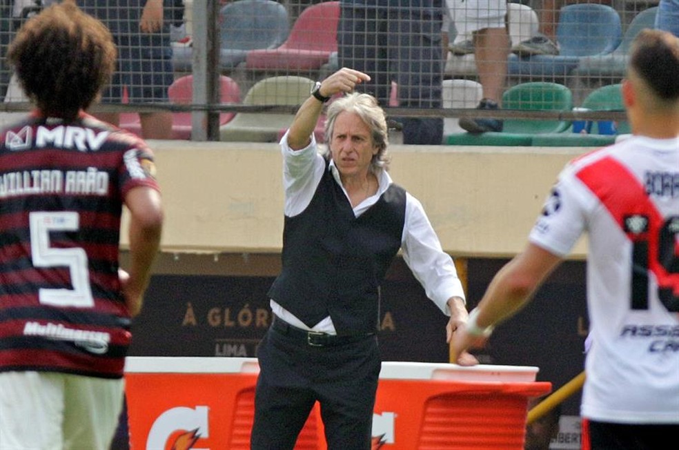 Jorge Jesus durante a final no Monumental de Lima &mdash; Foto: GERMAN FALCON/EFE
