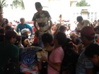 População disputa pedaço de bolo de 50 metros no aniversário de Macapá