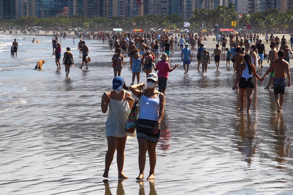 Praias têm movimento intenso em Santos, SP, neste sábado (24) — Foto: Matheus Tagé/Jornal A Tribuna