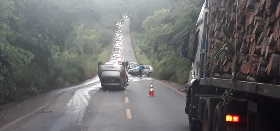 Acidente deixou trânsito congestionado na estrada de Chapada dos Guimarães (MT) — Foto: Divulgação