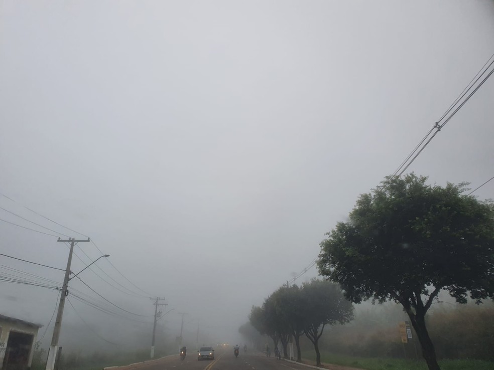 Rio Branco amanhece encoberta por neblina nesta segunda (20) e especialista prevê verão amazônico mais úmido — Foto: Iryá Rodrigues/g1