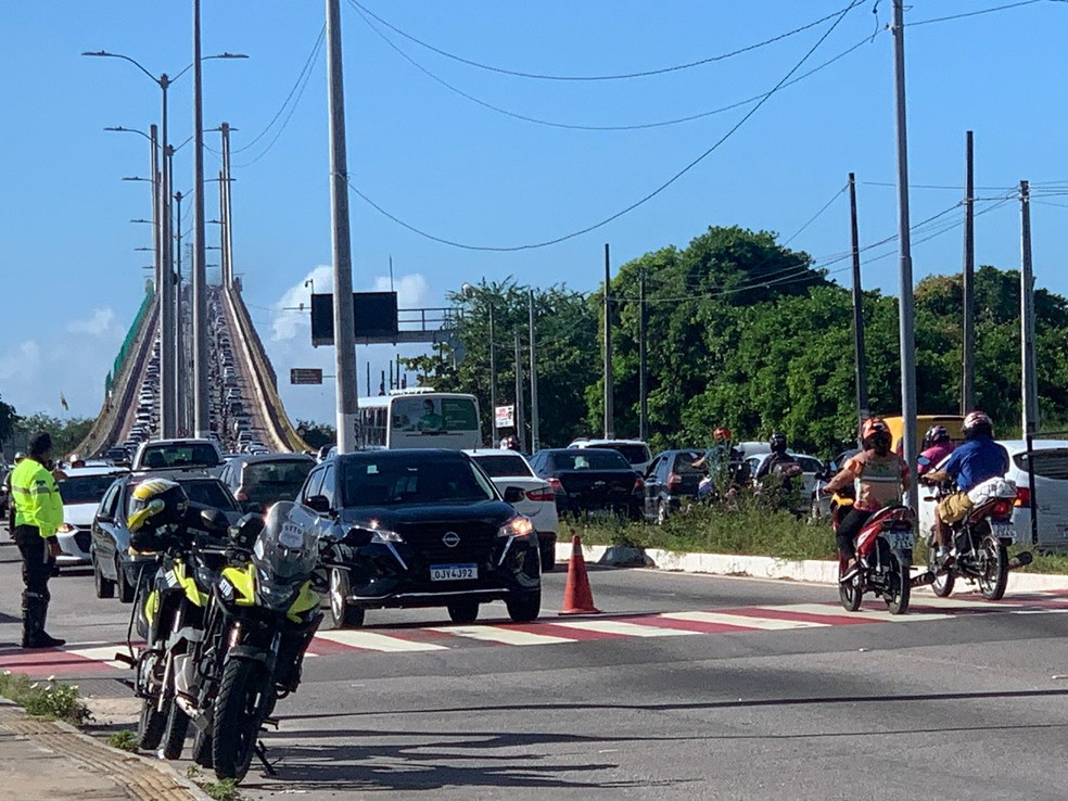 Ponte Newon Navarro com trânsito intenso na manhã desta terça-feira (2) — Foto: Gustavo Brendo/Inter TV Cabugi