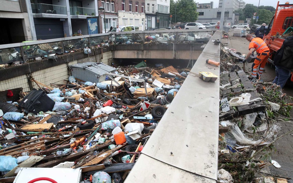 Os destroços em um rio em Verviers, na Bélgica — Foto: Yves Herman/Reuters