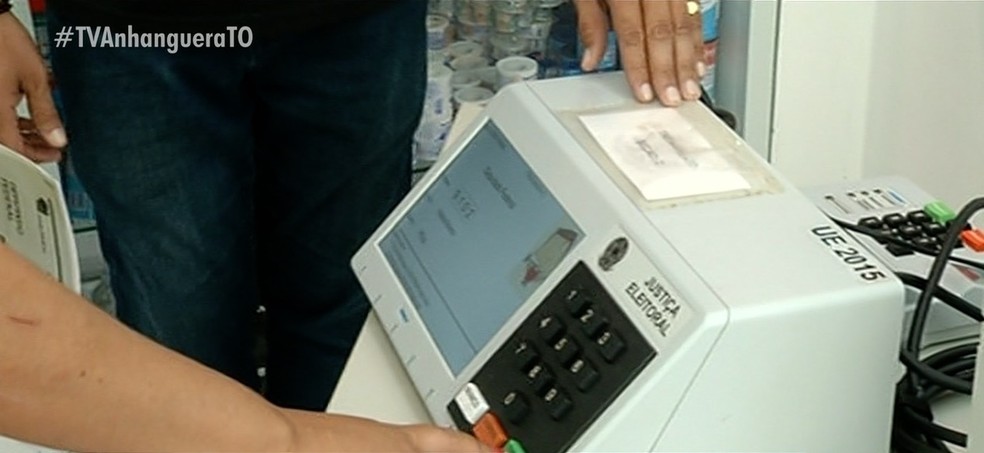 TRE disponibiliza urnas para treinamento do voto— Foto: TV Anhanguera/ Reprodução 