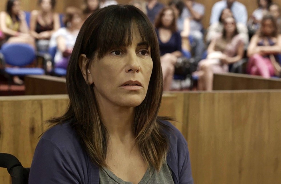 Beth se surpreende ao ver essa testemunha (Foto: TV Globo)