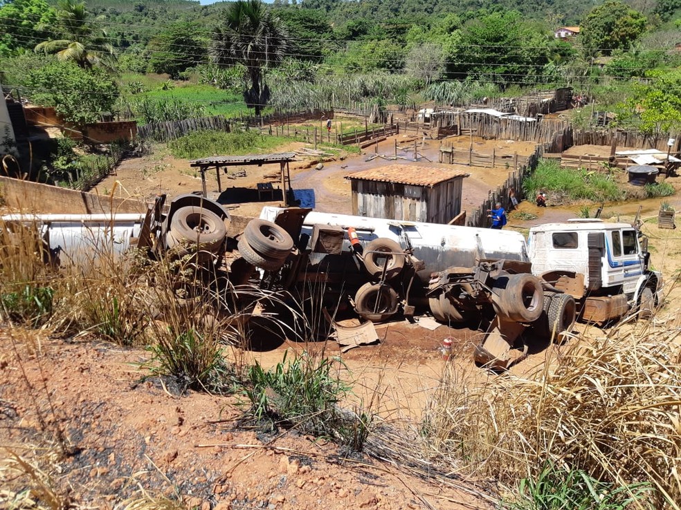 ApÃ³s sair da pista, caminhÃ£o-tanque caiu em um barranco e parte do combustÃ­vel atingiu um riacho prÃ³ximo â Foto: DivulgaÃ§Ã£o/PRF