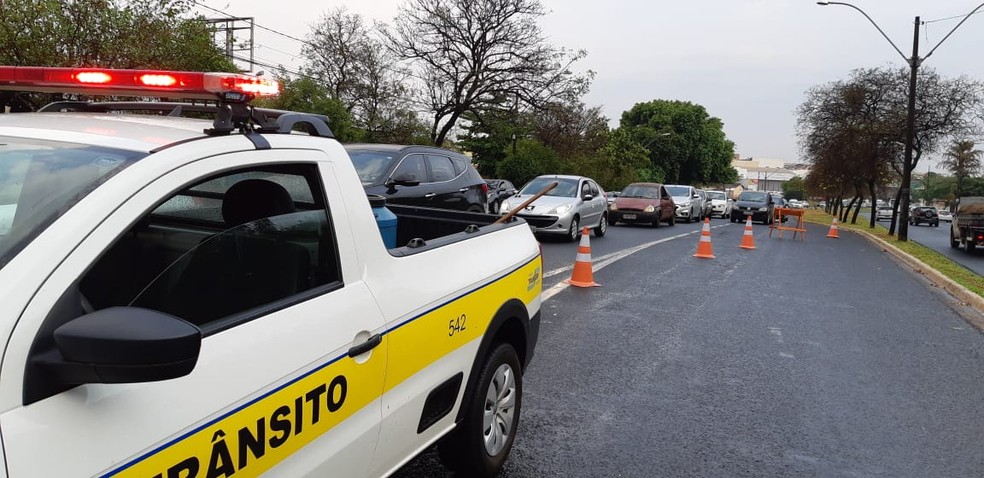 Transerp orienta motoristas entre a Via Norte e a Rotat&oacute;ria Amin Calil em Ribeir&atilde;o Preto &mdash; Foto: Marcos Felipe/EPTV