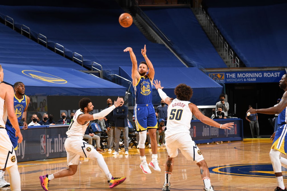 Com o gatilho nervoso e a mira afiada, Curry acabou com o jogo na Califórnia — Foto: Getty Image