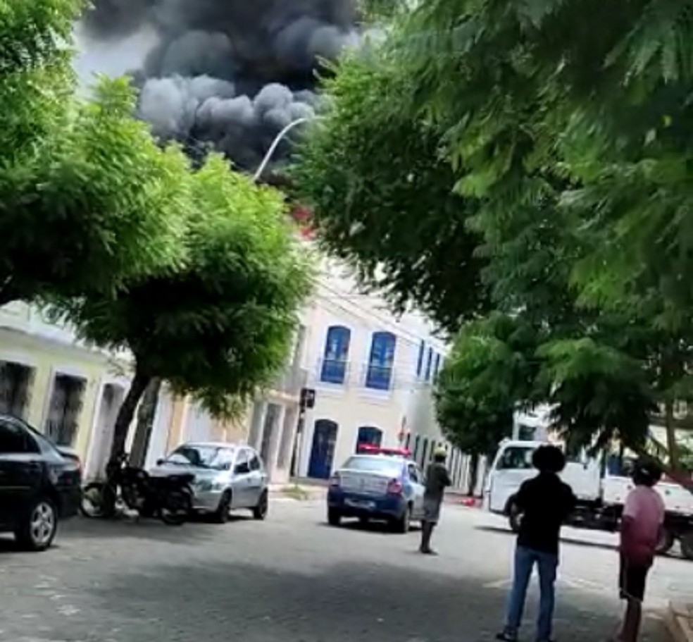 Incêndio atinge prédio histórica da Câmara Municipal de Sobral — Foto: Reprodução